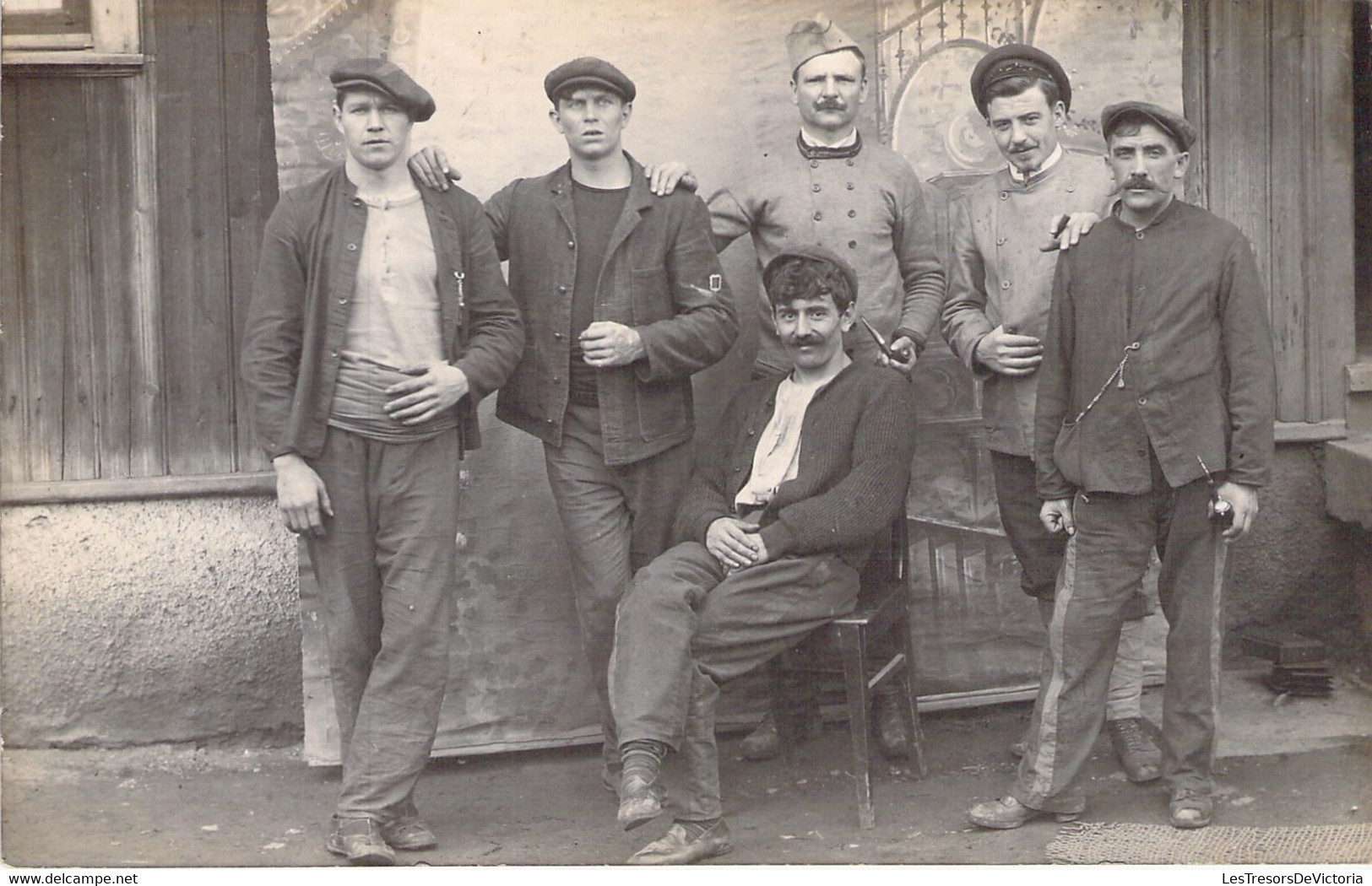 MILITARIA - Photographie D'un Militaire Et D'un Groupe De Civils Masculins -  Carte Postale Ancienne - Uniformi