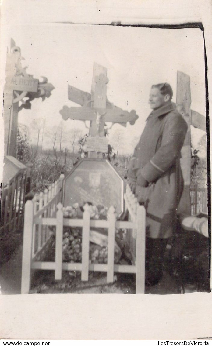 MILITARIA - Un Militaire Se Recueille Devant Une Tombe -  Carte Postale Ancienne - Uniforms