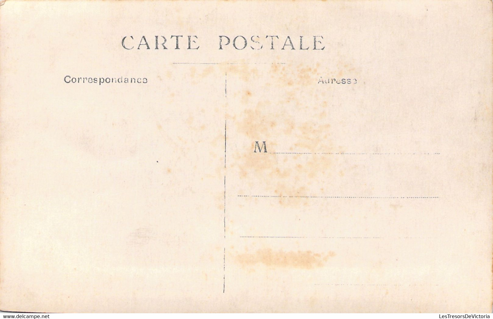 MILITARIA - Un Militaire Se Recueille Devant Une Tombe -  Carte Postale Ancienne - Uniformen