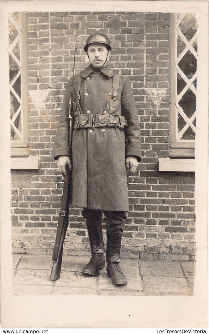 MILITARIA - Photographie D'un Militaire Poilu Et Son Arme -  Carte Postale Ancienne - Uniforms