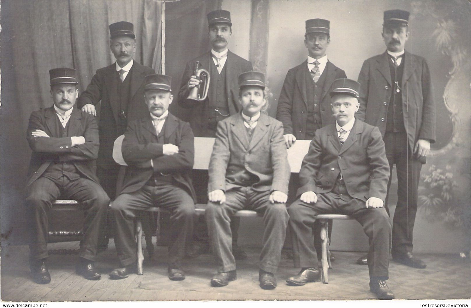 MILITARIA - Photographie D'un Groupe De Militaires Et D'un Sonneur De Clairon -  Carte Postale Ancienne - Uniformen