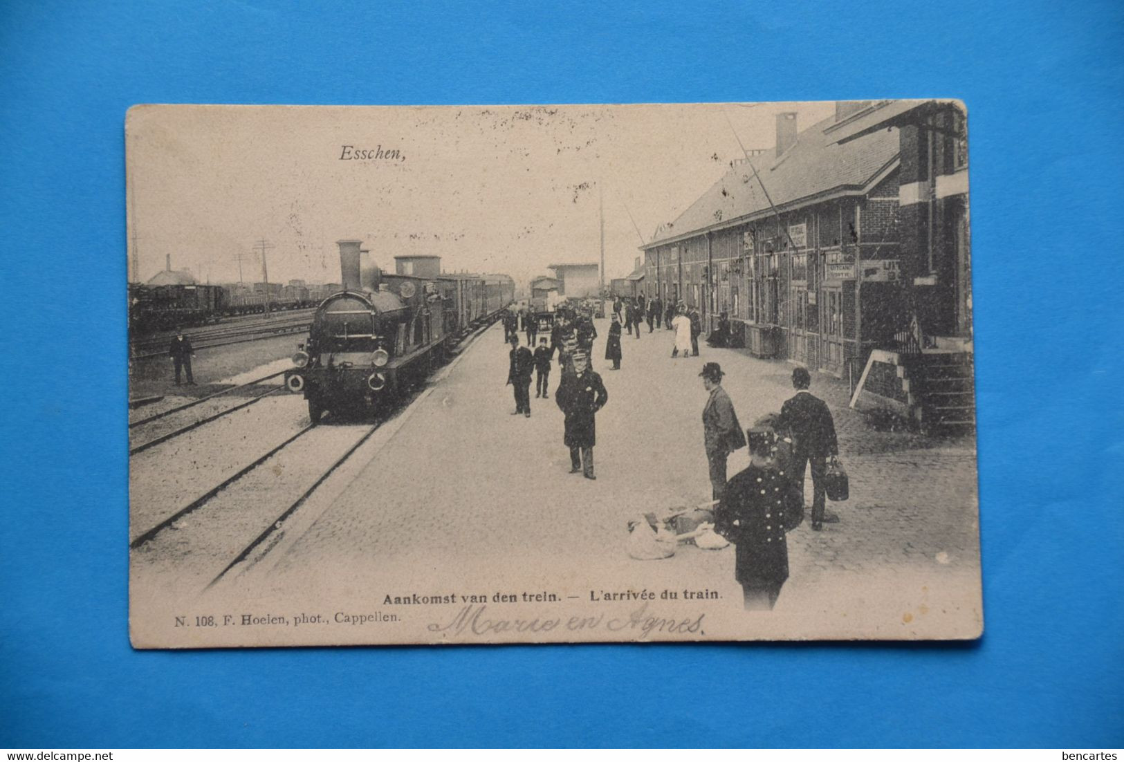 Esschen 1905: Aankomst Van Den Trein - L'arrivée Du Tain En Gare. Avec Train à Vapeur. Très Animée - Essen