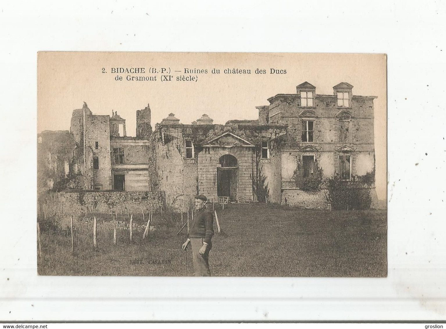 BIDACHE (B P) 2 RUINES DU CHATEAU DES DUCS DE GRAMONT (XI E SIECLE) HOMME POSANT  DEVANT - Bidache