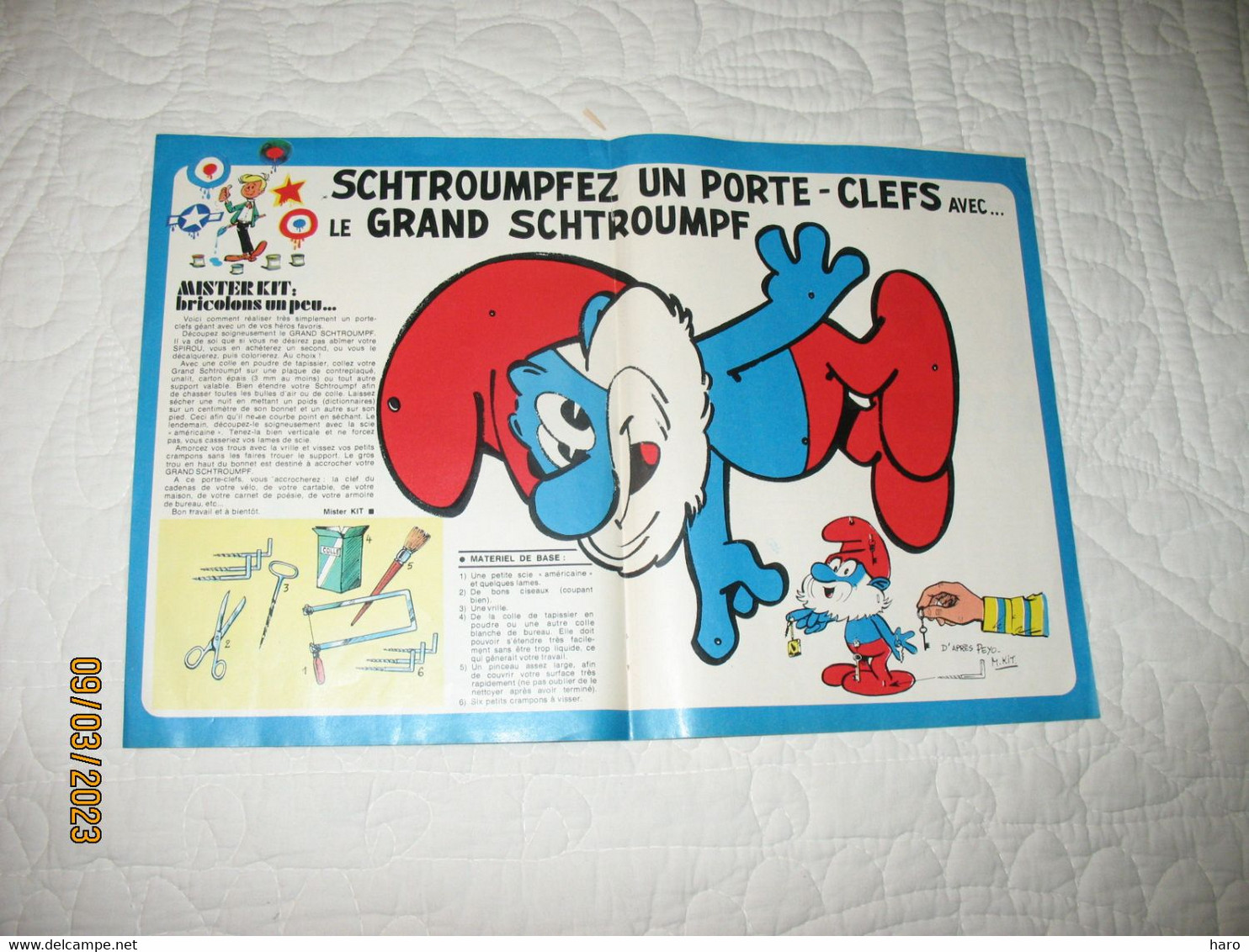 Bricolage - Réalisez Un Porte-clefs Avec Le Grand Schtroumpf - Double Page Du Journal SPIROU Années 197...? (B321) - Affiches & Offsets