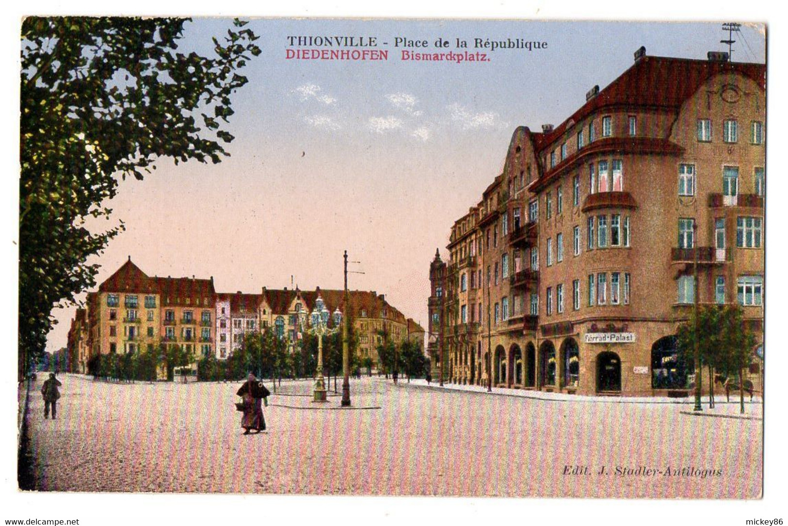 THIONVILLE--Place De La République (petite Animation)--carte Colorisée--hôtel--éd  J.Stadler - Thionville