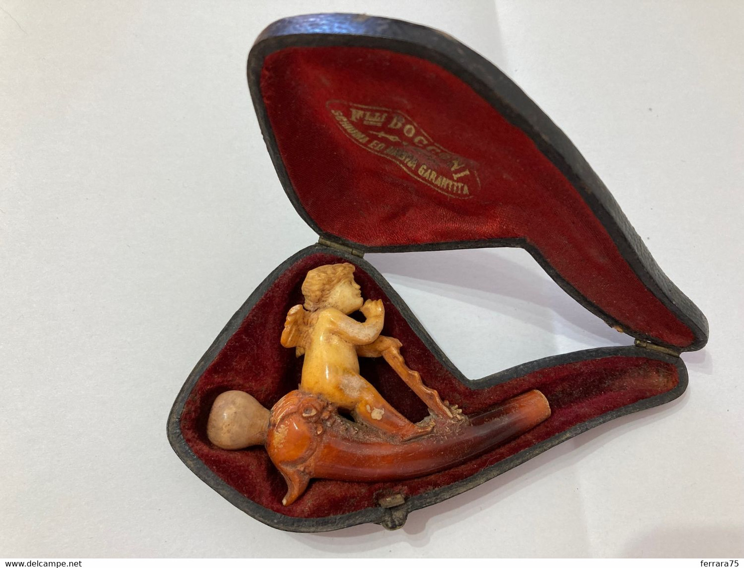 ANTICA PIPA SCHIUMA DI MARE BOCCHINO FIGURA IN AMBRA ANGELO PUTTO CON CUSTODIA. - Non Classificati