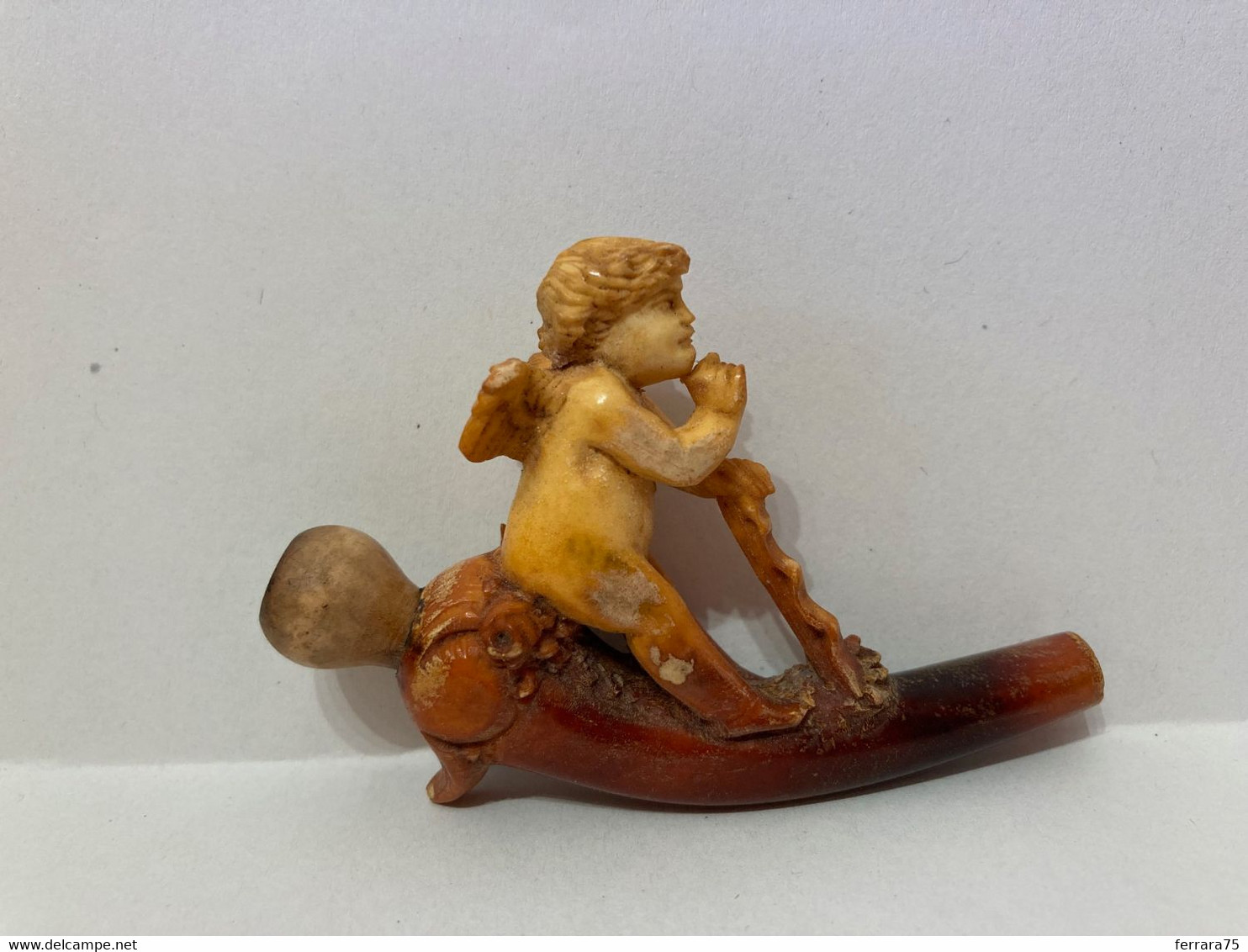 ANTICA PIPA SCHIUMA DI MARE BOCCHINO FIGURA IN AMBRA ANGELO PUTTO CON CUSTODIA. - Zonder Classificatie