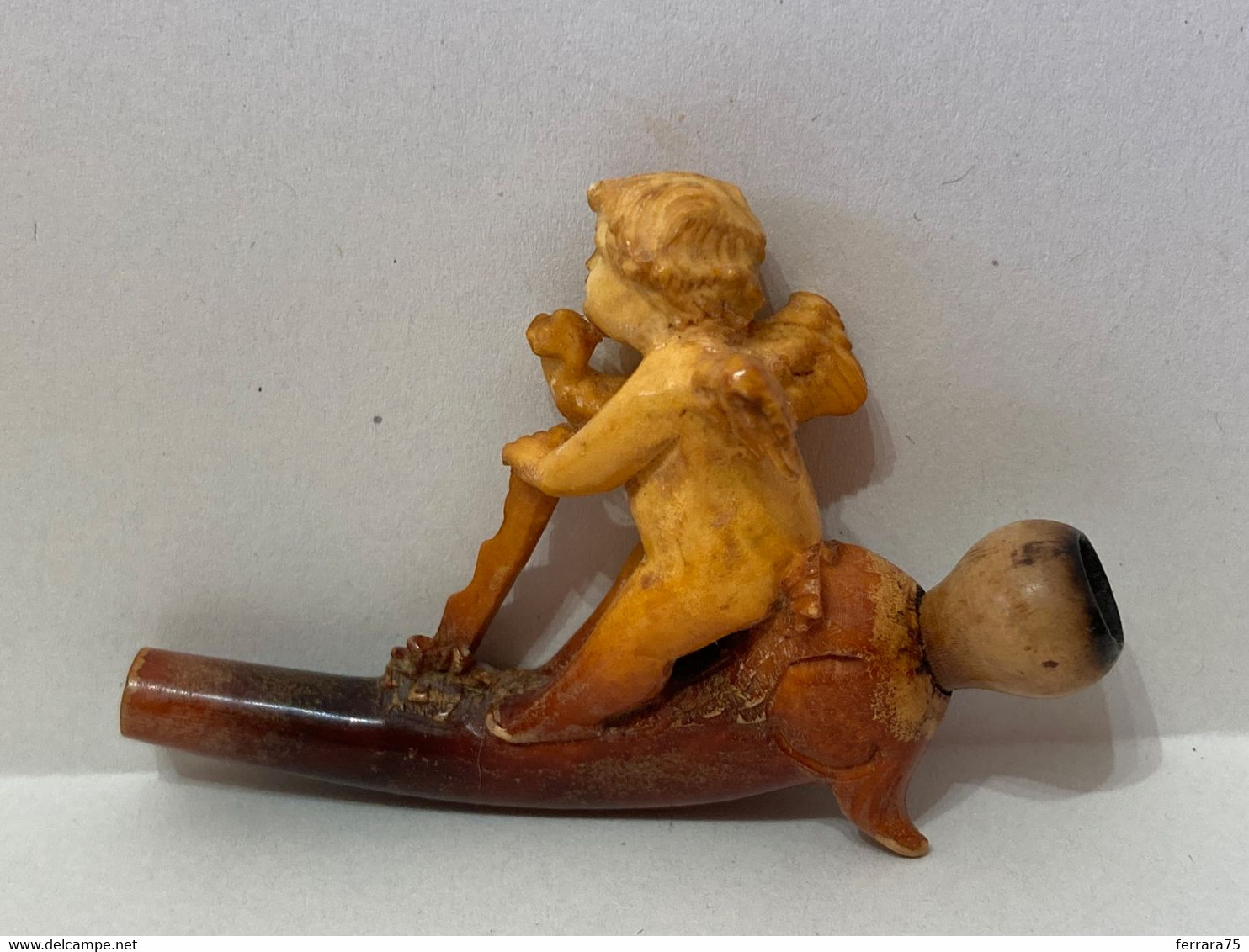 ANTICA PIPA SCHIUMA DI MARE BOCCHINO FIGURA IN AMBRA ANGELO PUTTO CON CUSTODIA. - Non Classificati