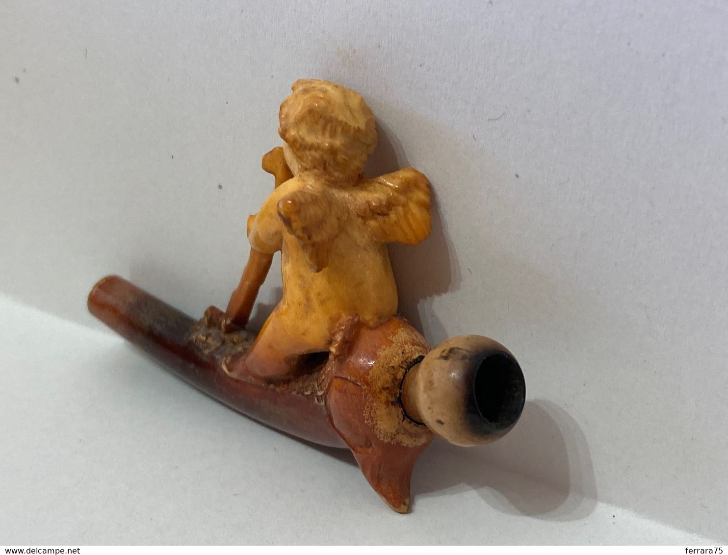 ANTICA PIPA SCHIUMA DI MARE BOCCHINO FIGURA IN AMBRA ANGELO PUTTO CON CUSTODIA. - Unclassified