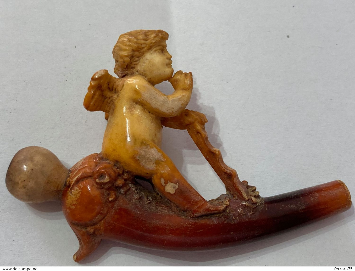 ANTICA PIPA SCHIUMA DI MARE BOCCHINO FIGURA IN AMBRA ANGELO PUTTO CON CUSTODIA.