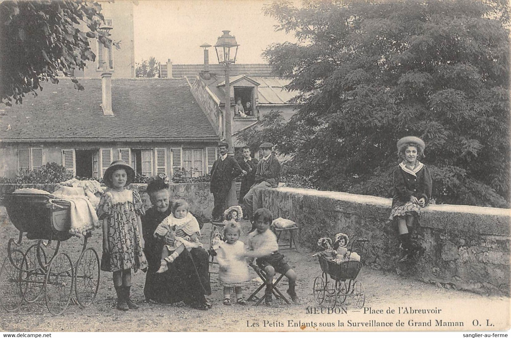 CPA 92 MEUDON / PLACE DE L'BREUVOIR / LES PETITS ENFANTS SOUS LA SURVEILLANCE DE GRAND MAMAN - Meudon