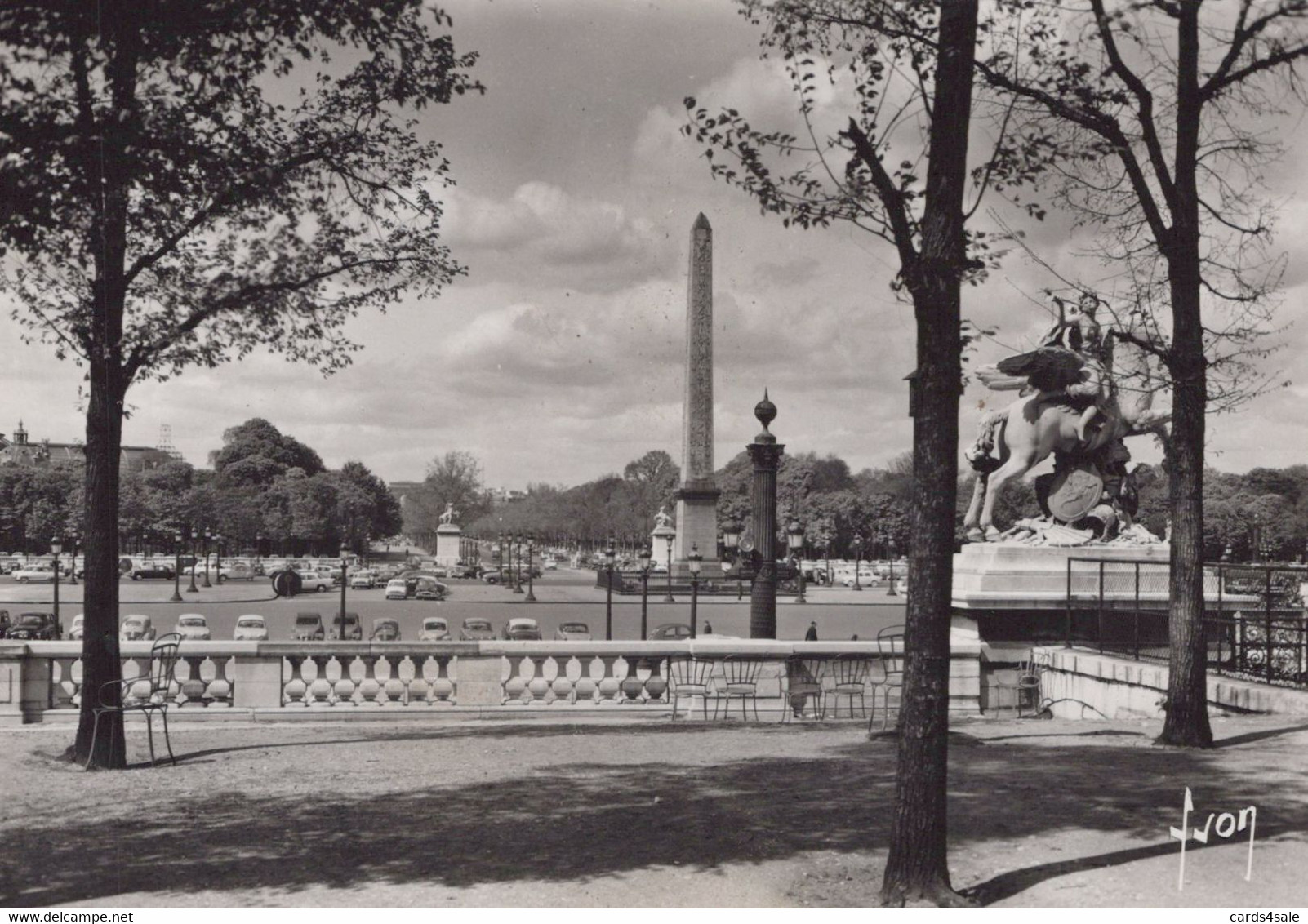 Paris En Flanant - La Place De La Concorde - Statues