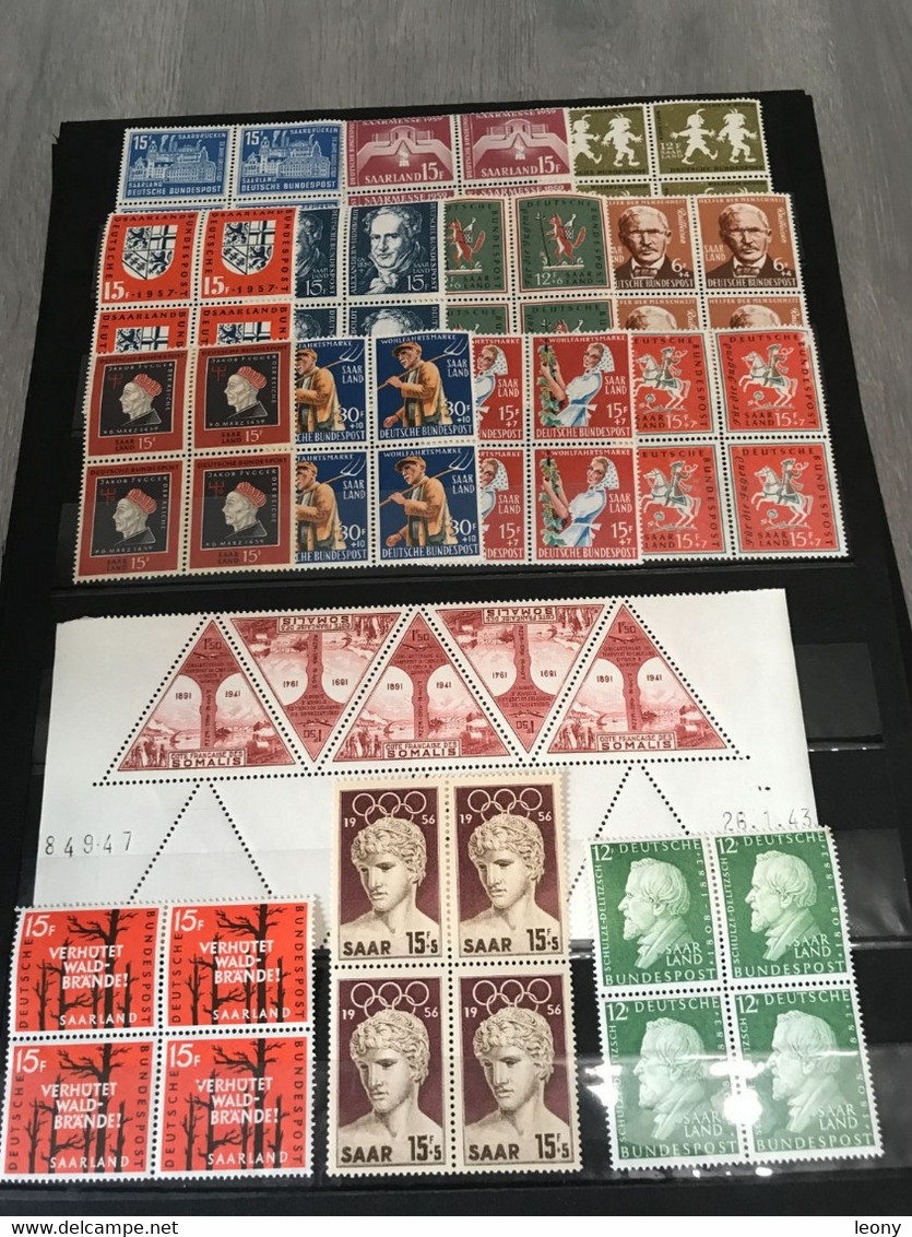 LOT  De  1000   TIMBRES De   DIVERS PAYS   ... Sur Les PLAQUETTES Et Les FEUILLETS   Les TIMBRES Sont NEUFS** - Vrac (min 1000 Timbres)