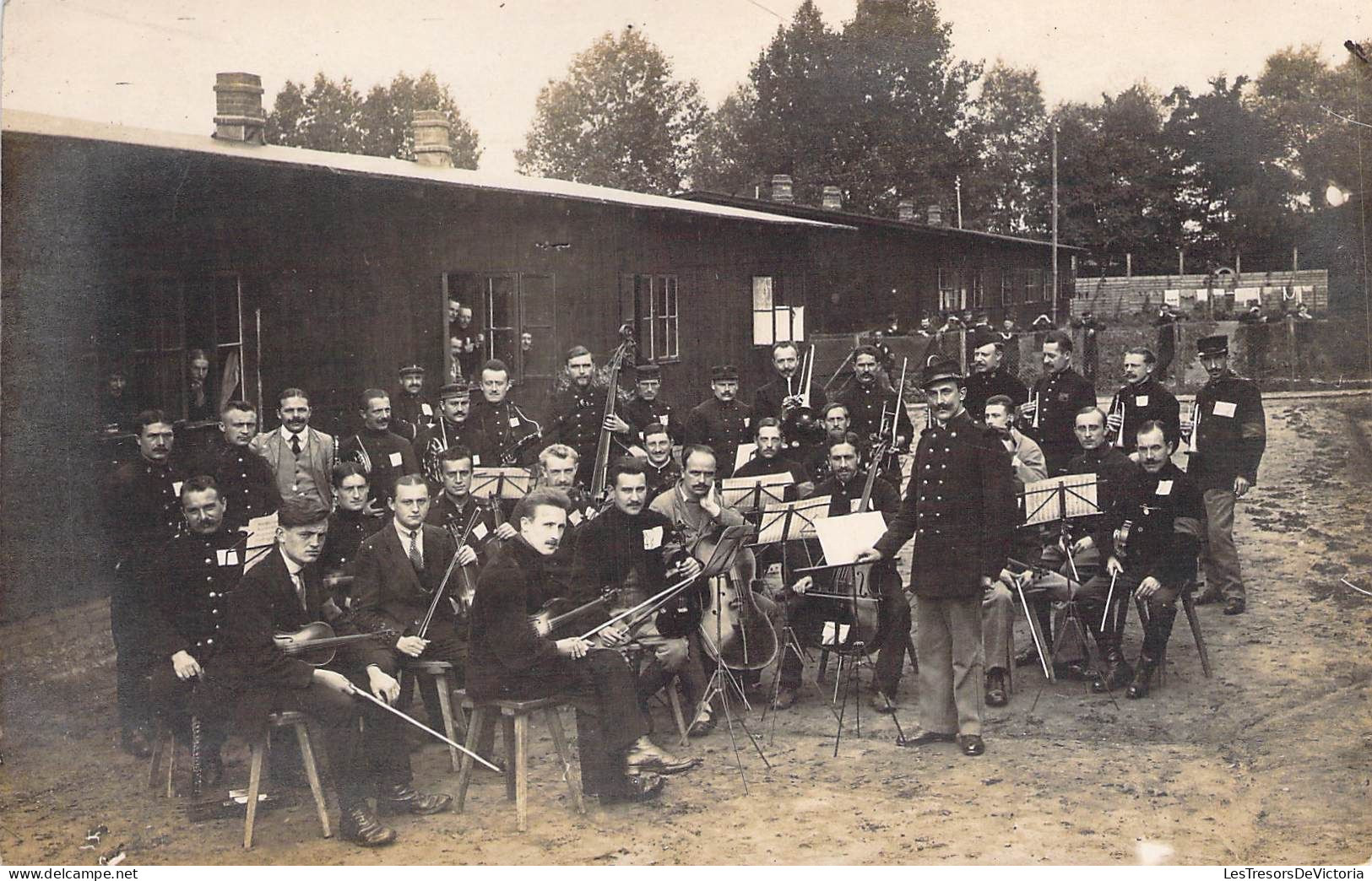 Carte Photo - Orchestre - Militaire ? - Camp ? - Instruments De Musique - Carte Postale Ancienne - Music And Musicians