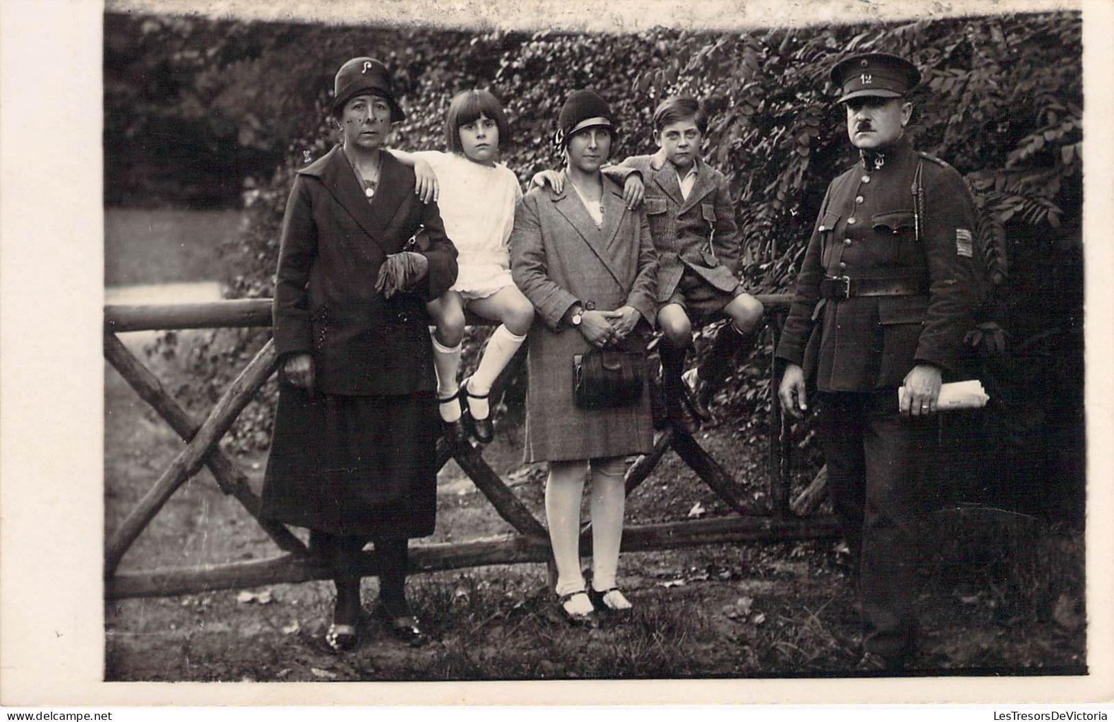 Carte Photo - Famille - Soldat Allemand - Enfant - Carte Postale Ancienne - Personnages