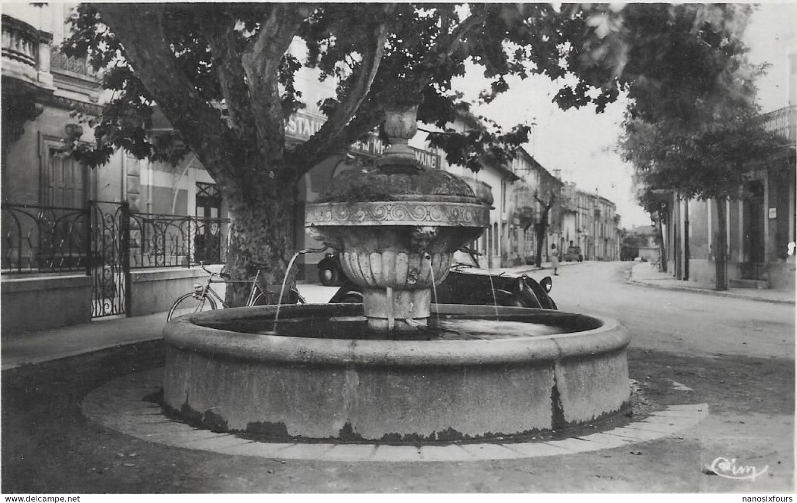 D 84 CHATEAUNEUF DU PAPE. LA FONTAINE RUE COMMANDANT LEMAITRE. CARTE ECRITE - Chateauneuf Du Pape