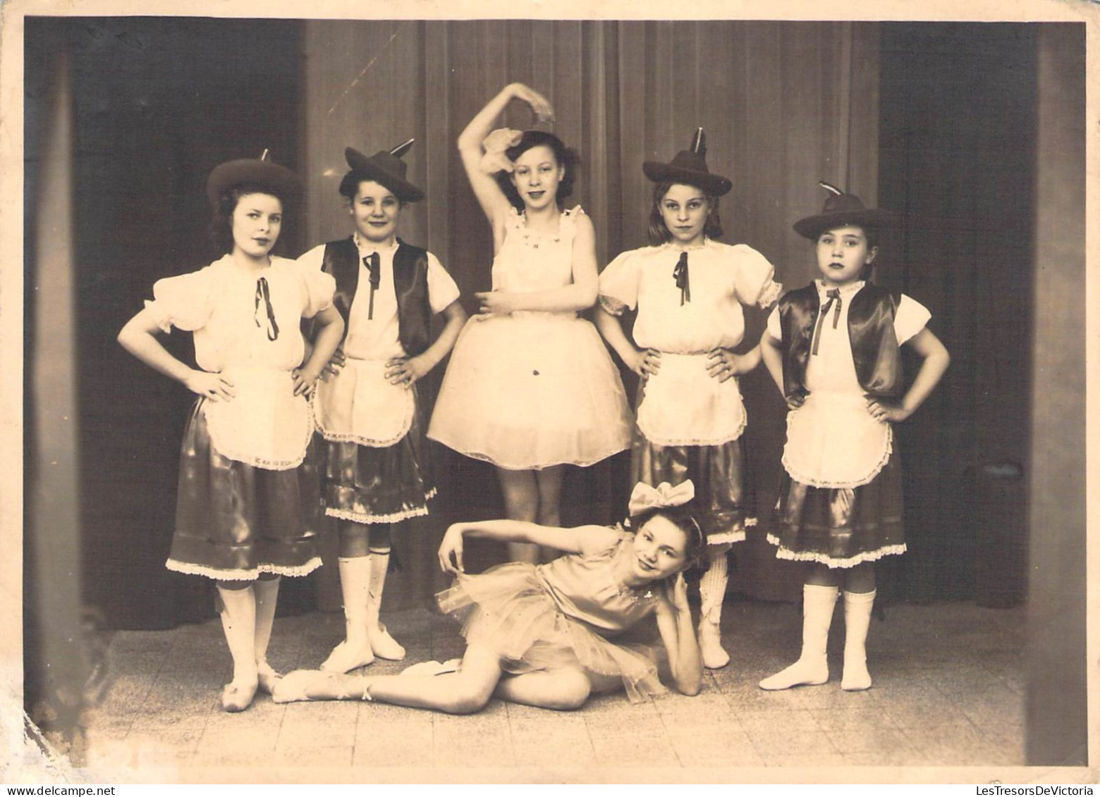 Carte Photo - Spectacle - Enfant - Danse - Costume - Tyrolien - Dim: 14.5/10.5 Cm - Carte Postale Ancienne - Baile