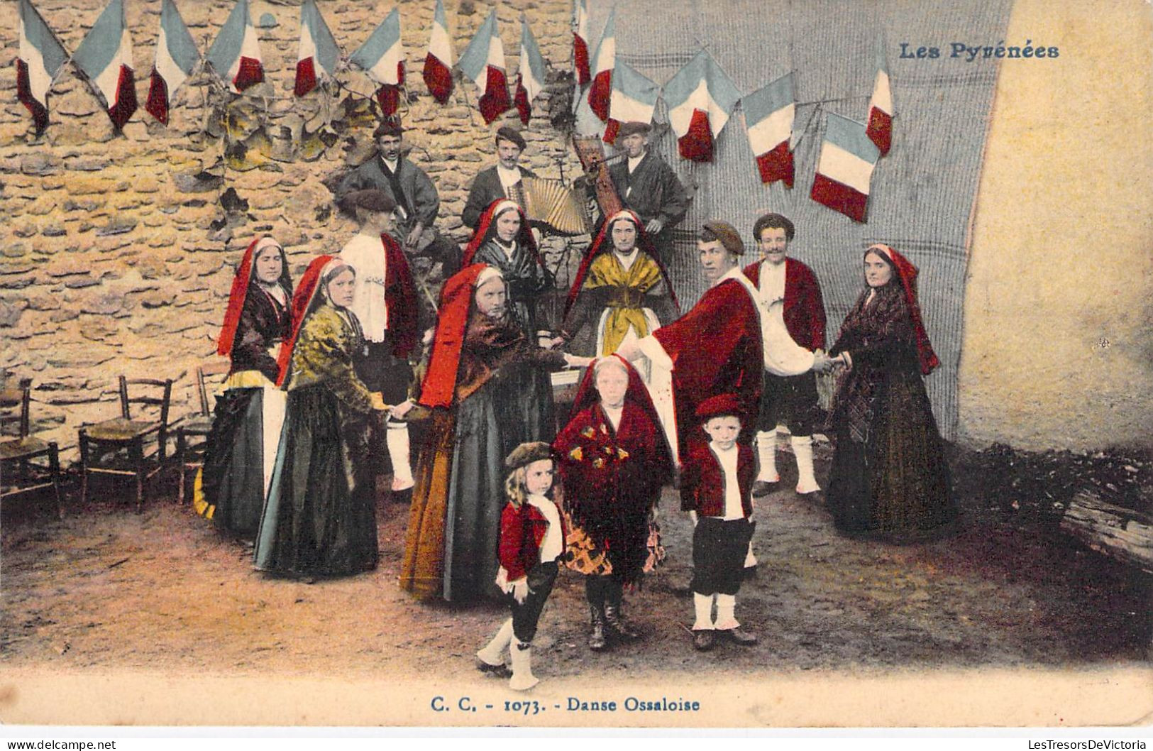 Danse - Les Pyrénées - Dans Ossaloise - Drapeau - Colorisé - Costume Traditionnel  - Carte Postale Ancienne - Baile