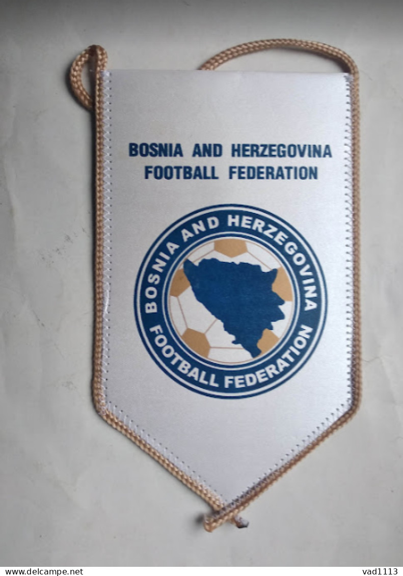 Football - Official Pennant Of The Bosnia And Herzegovina Football Federation. - Kleding, Souvenirs & Andere