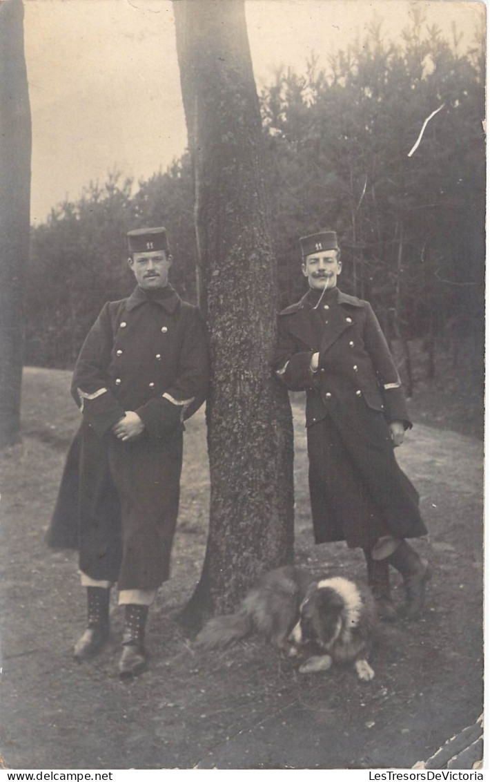 Militaria -  Carte Photo - Deux Soldats Avec Un Chien - Carte Postale Ancienne - Characters