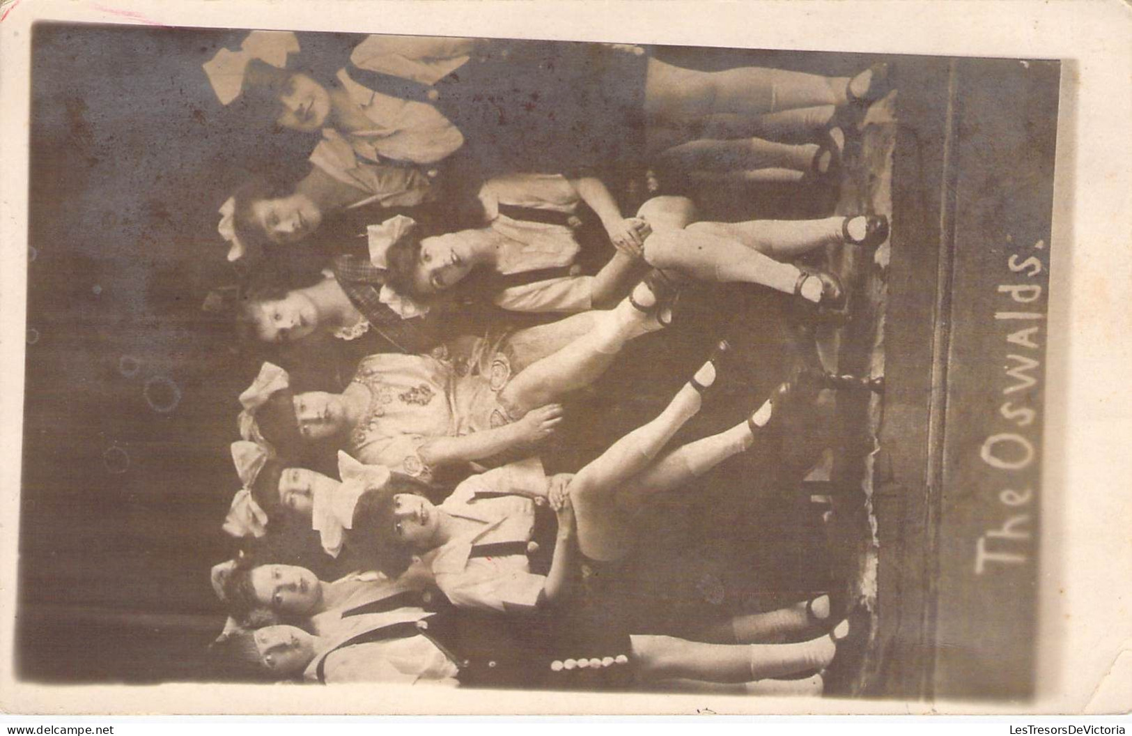 Carte Photo - The Oswalds - Groupe D'enfants - Théâtre ?  - Carte Postale Ancienne - Fotografia