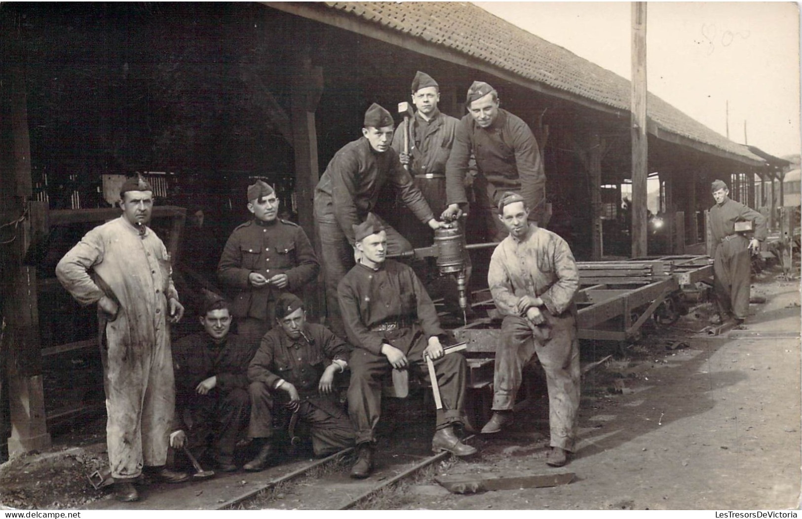 Militaria - Groupe De Militaires Au Travail - Mécaniciens ? - Photo - F. Van Camp - Carte Postale Ancienne - Personnages