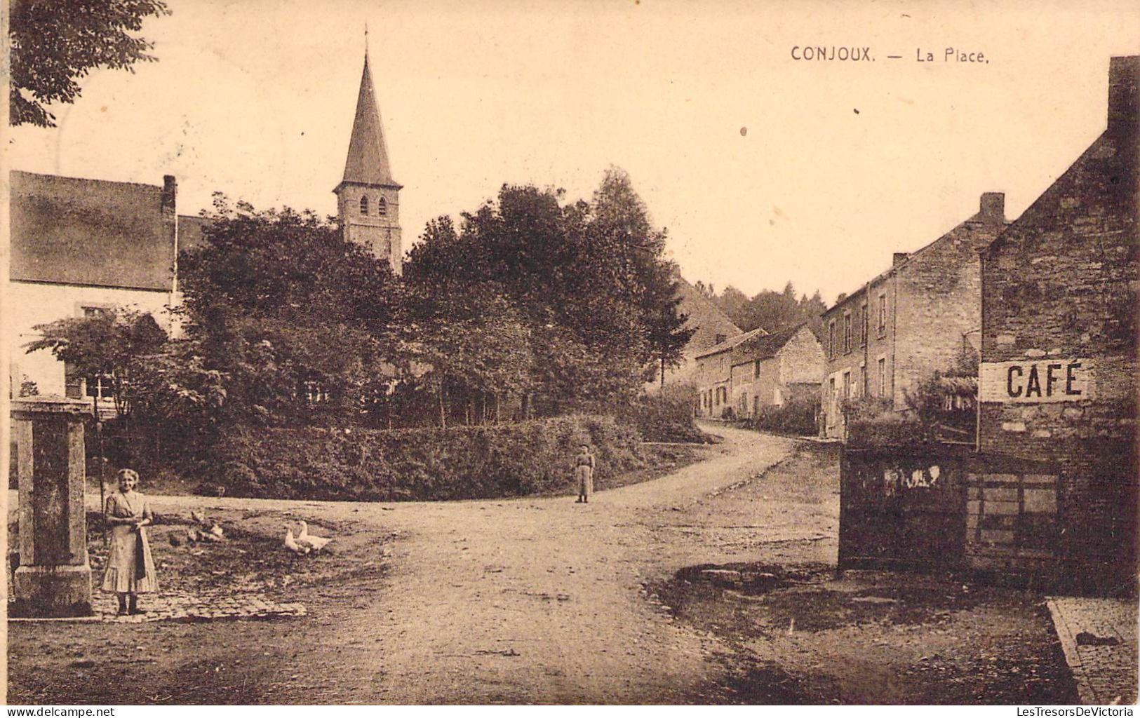 Belgique - Conjoux - La Place - Animé - Clocher - Café - Edit. Desaix - Carte Postale Ancienne - Dinant