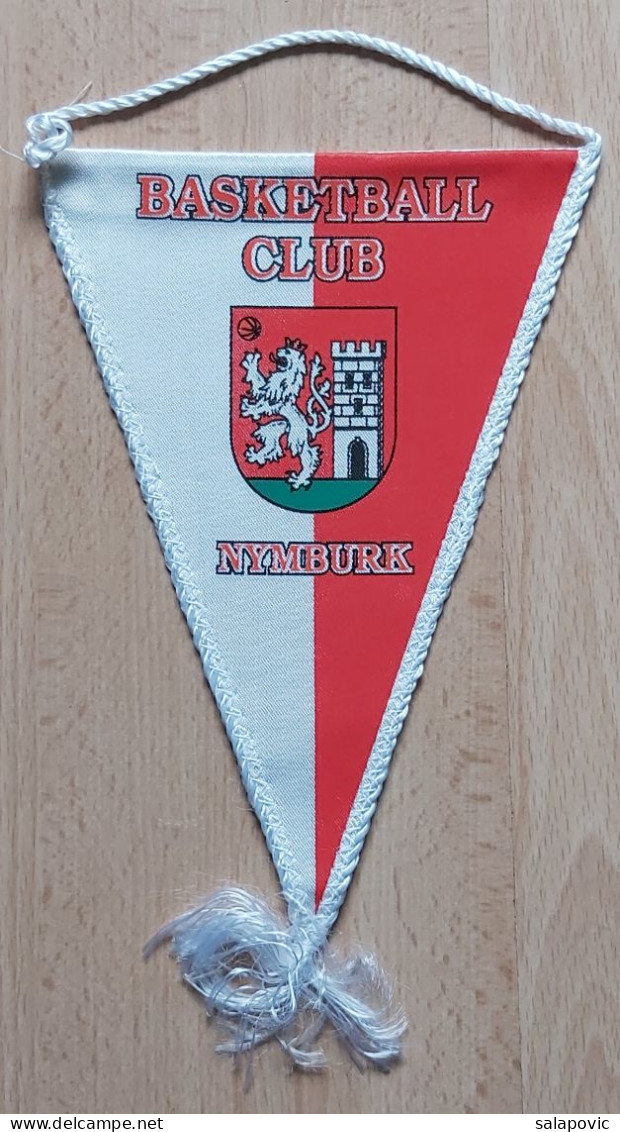 Basketball Club Nymburk Czech Republic PENNANT, SPORTS FLAG ZS 4/3 - Kleding, Souvenirs & Andere