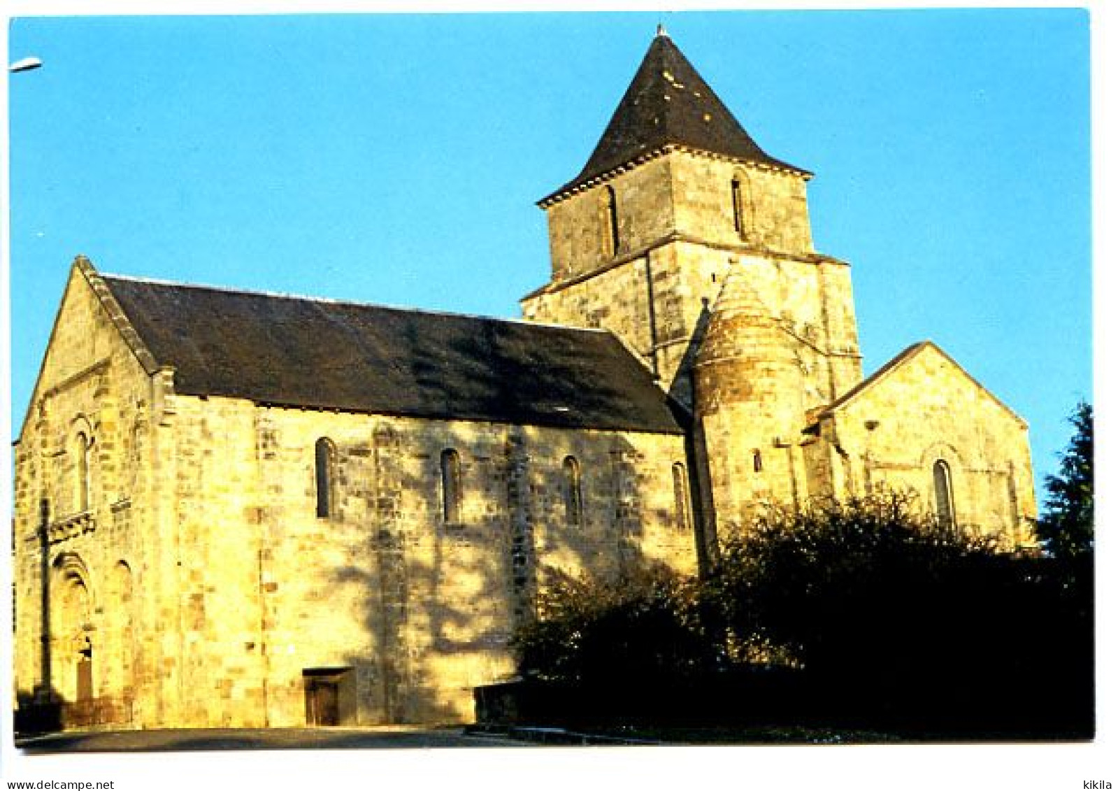 CPSM / CPM 10.5 X 15 Deux Sèvres MELLE L'Eglise Saint Savinien (XI+-XII° S.) Construite Dans Les Murailles Du Castrum * - Melle