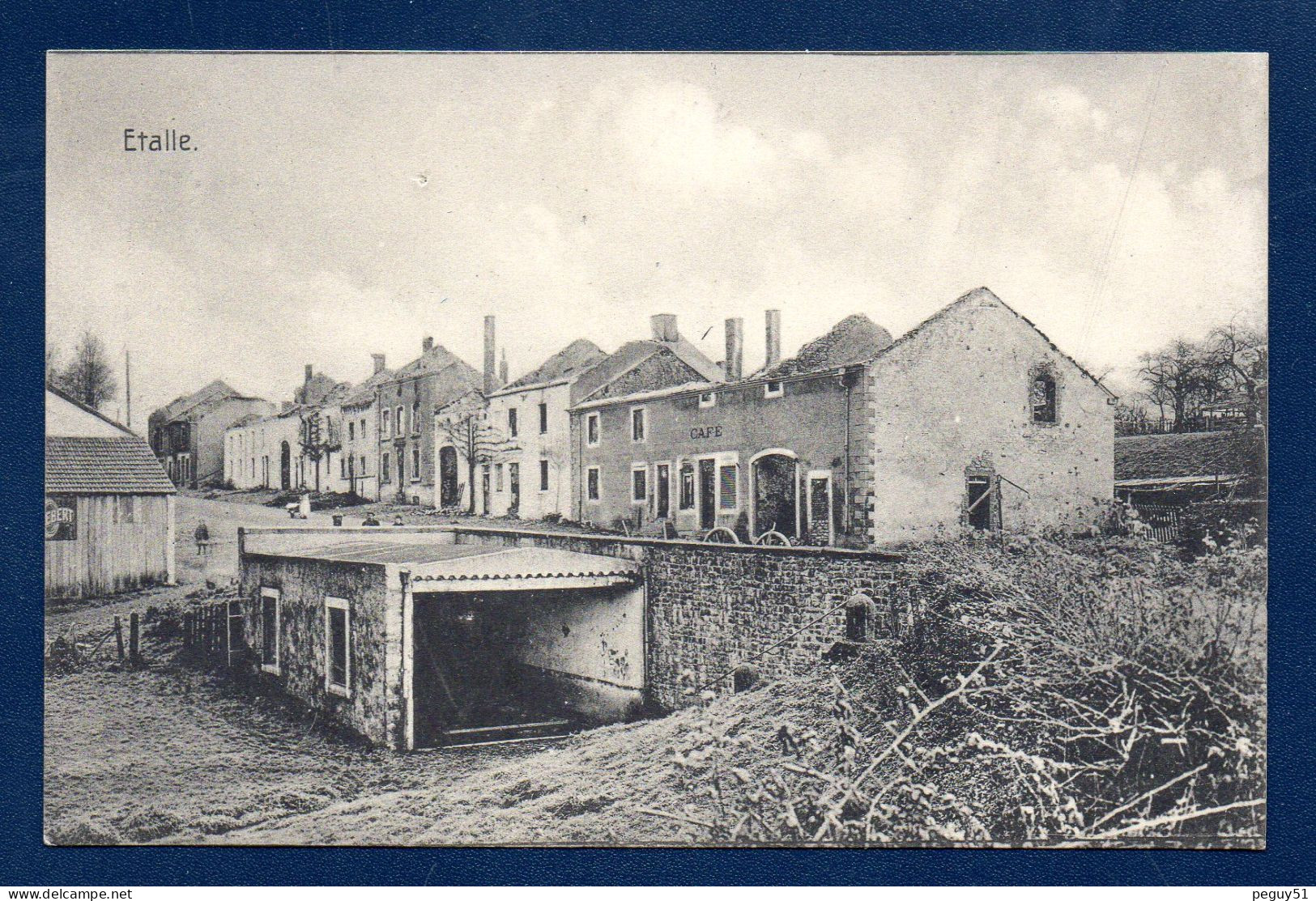 Etalle. Maisons Incendiées ( 22 Août 1914). Café. Passants Et Enfants. Pub Englebert. - Etalle