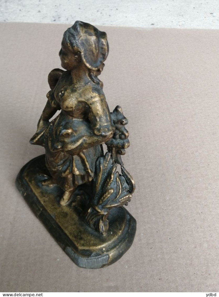 UNE  STATUETTE EN METAL DORE - Autres & Non Classés