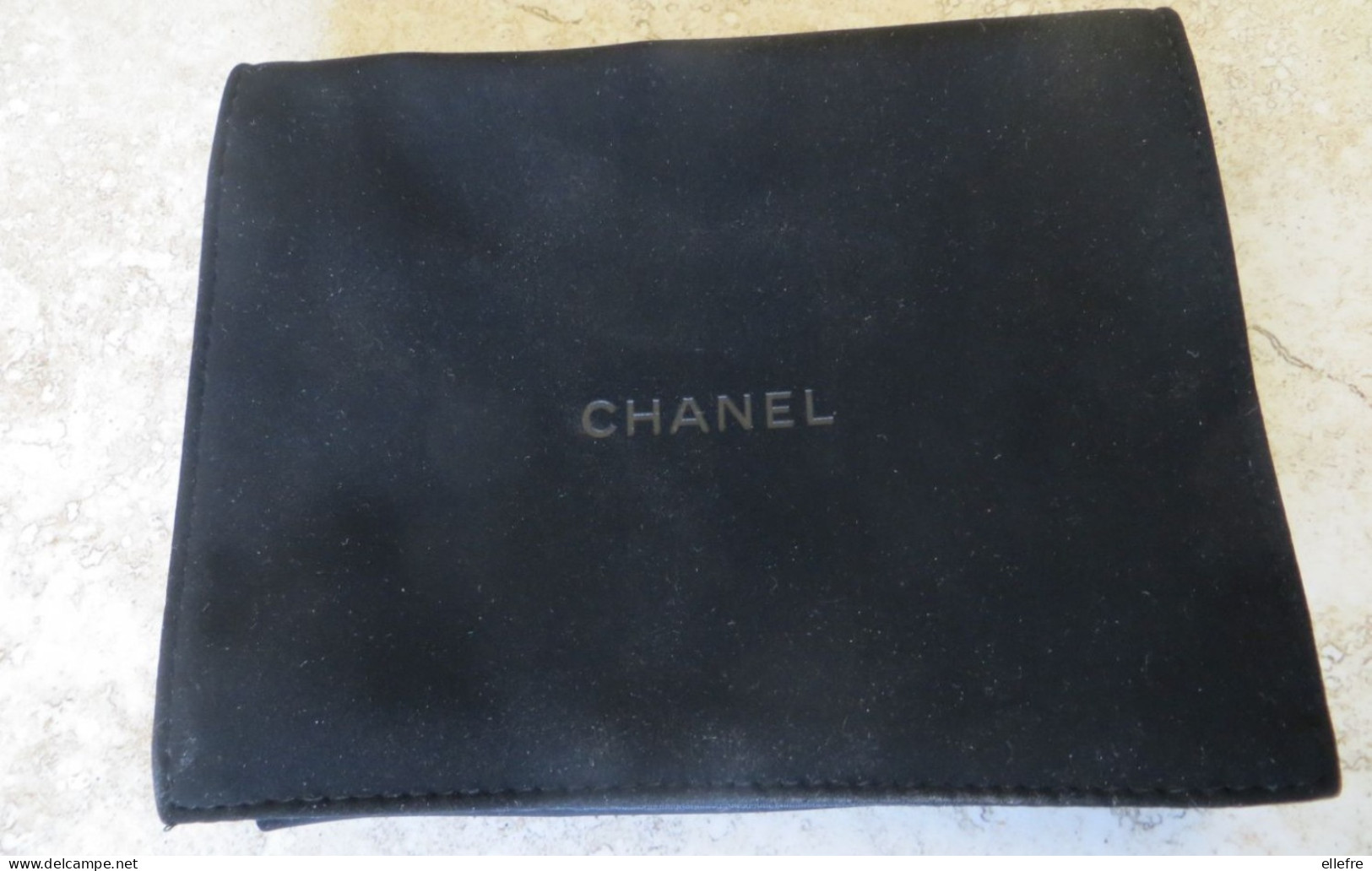 Accessoire Femme Chanel Etui - Housse De Porte Monnaie Intérieur Tissu Noir Extérieur Tissu Façon Daim   Format 15 /12 C - Bourses Et Sacs