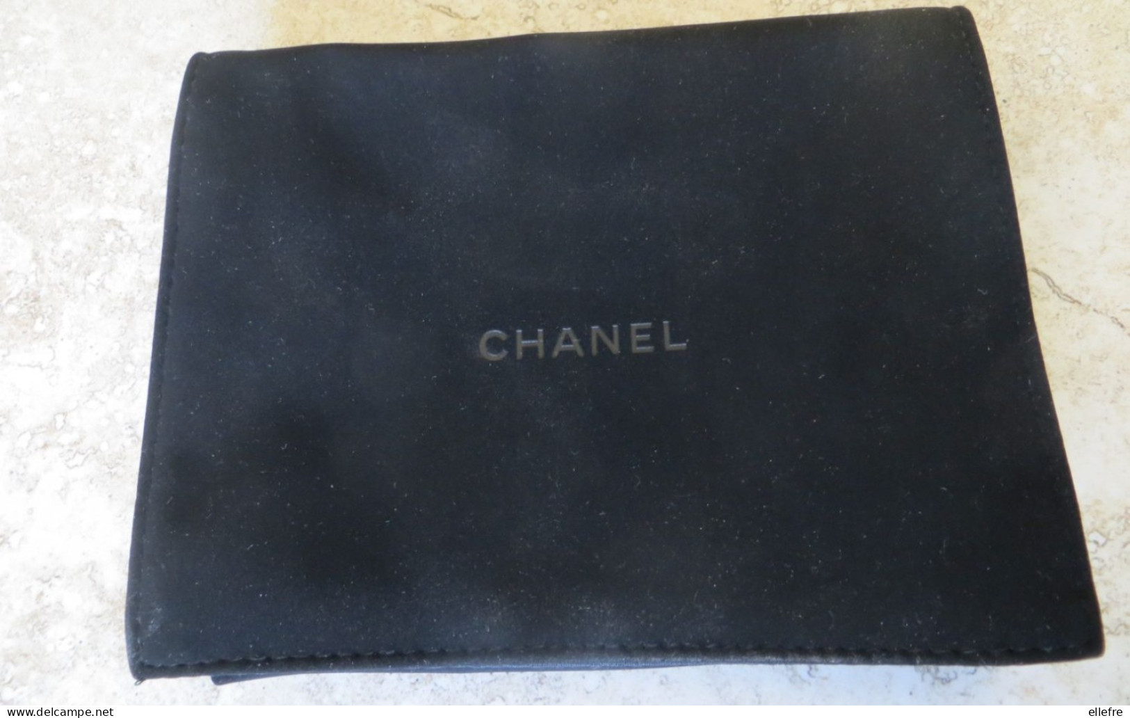 Accessoire Femme Chanel Etui - Housse De Porte Monnaie Intérieur Tissu Noir Extérieur Tissu Façon Daim   Format 15 /12 C - Purses & Bags