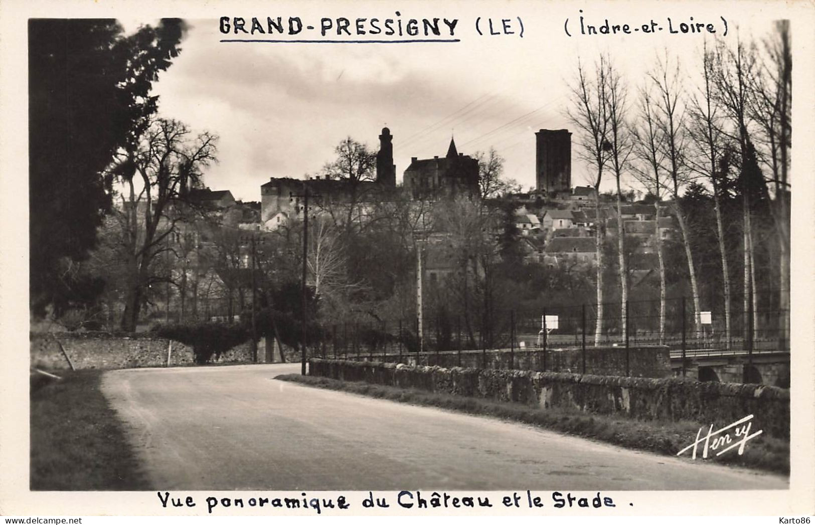 Le Grand Pressigny * Route , Vue Panoramique Du Château Et Le Stade - Le Grand-Pressigny