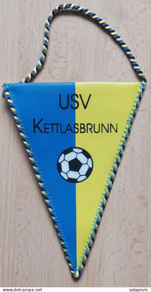 USV Kettlasbrunn Austria Football CLUB Soccer Fussball Calcio Futbol Futebol PENNANT, SPORTS FLAG ZS 4/8 - Habillement, Souvenirs & Autres