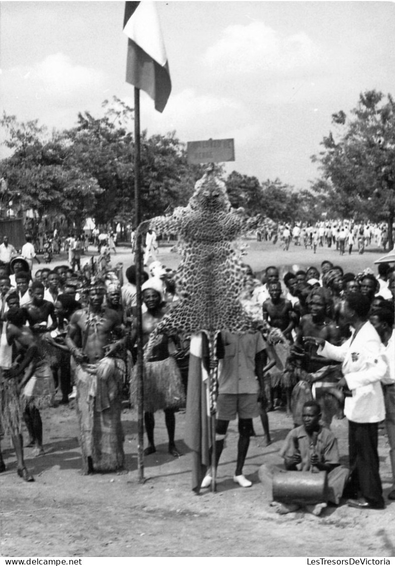 Photographie Originale - Congo Belge - Voyage Royal Au Congo - Le Roi Baudouin - Peau De Léopard Signe De Soumission - Afrique