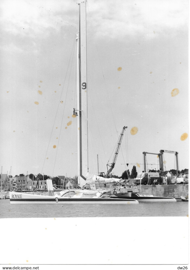 Photo De Voile 1986 - Catamaran Royale II De Loïc Caradec (avant Sa Disparition) Marin En Manoeuvre Dans Le Mât Aile - Schiffe