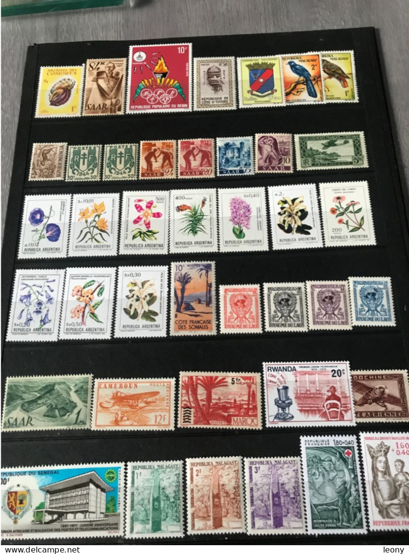 LOT  De  1000   TIMBRES De   DIVERS PAYS   ... Sur Les PLAQUETTES Et Les FEUILLETS   Les TIMBRES Sont NEUFS** - Lots & Kiloware (mixtures) - Min. 1000 Stamps