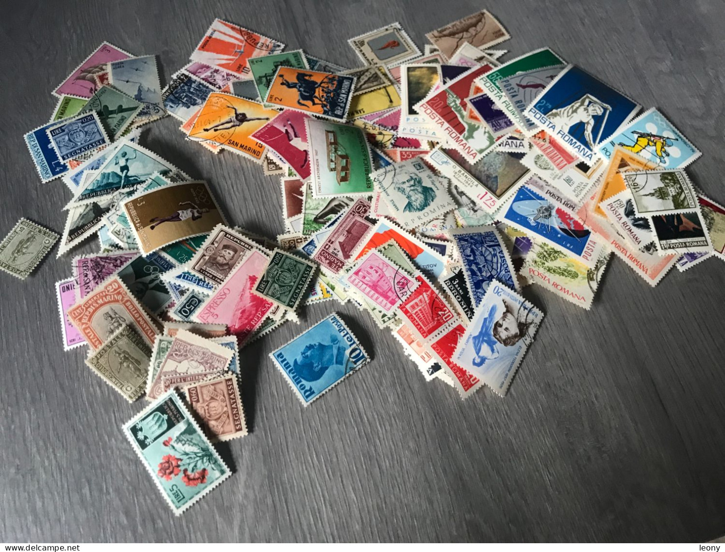 LOT  de  1000   TIMBRES de   DIVERS PAYS   ... sur les PLAQUETTES et les FEUILLETS   les TIMBRES sont NEUFS**