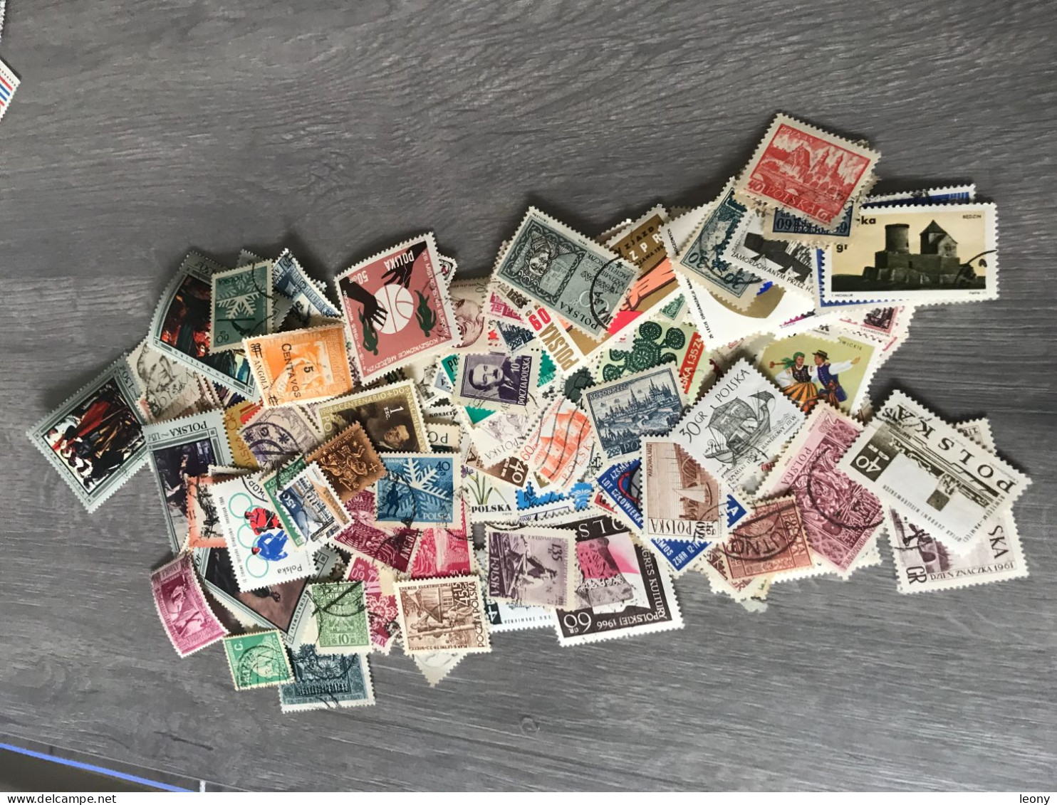 LOT  de  1000   TIMBRES de   DIVERS PAYS   ... sur les PLAQUETTES et les FEUILLETS   les TIMBRES sont NEUFS**