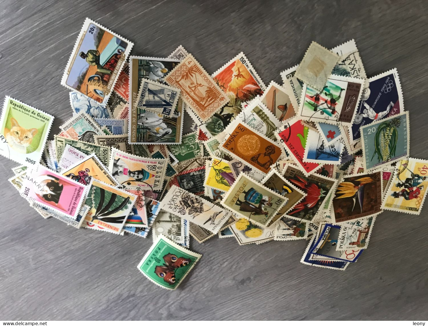 LOT  de  1000   TIMBRES de   DIVERS PAYS   ... sur les PLAQUETTES et les FEUILLETS   les TIMBRES sont NEUFS**