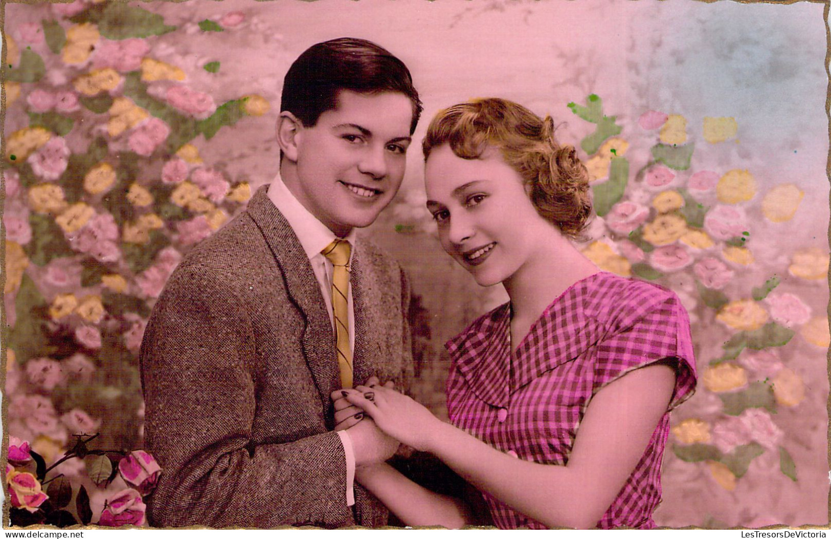 COUPLE - Homme Brun En Cravate Jaune Et Femme Au Chemisier Rose à Carreau - Carte Postale Ancienne - Paare