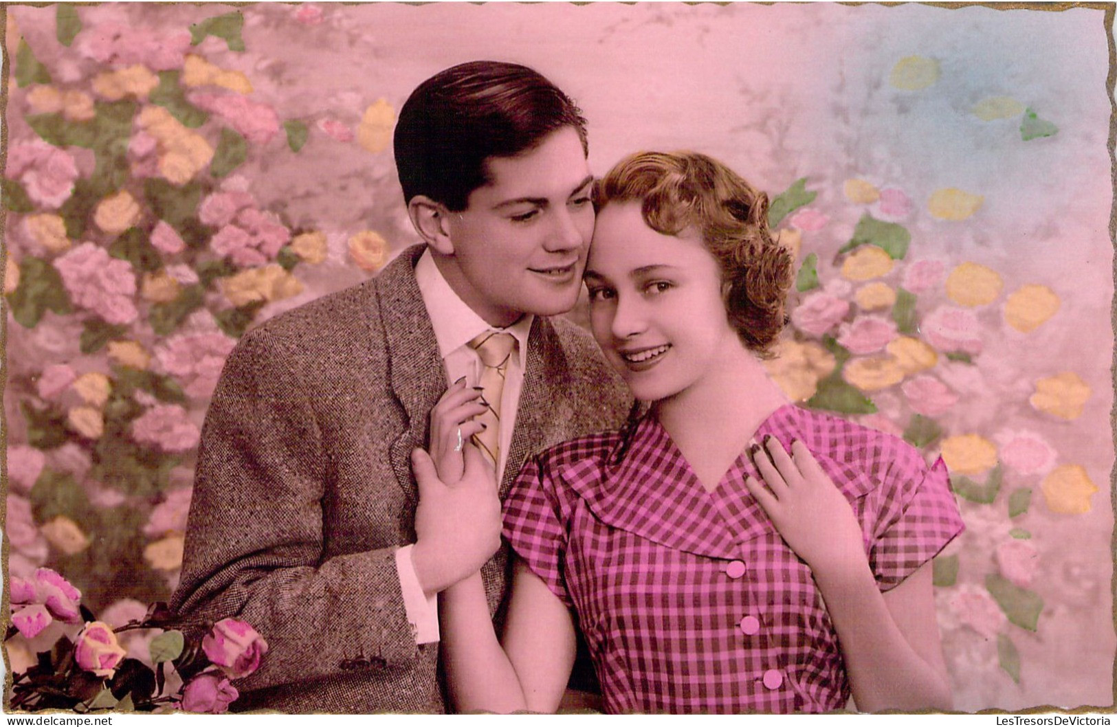 COUPLE - Homme Brun En Cravate Jaune Et Femme Au Chemisier Rose à Carreau - Carte Postale Ancienne - Paare