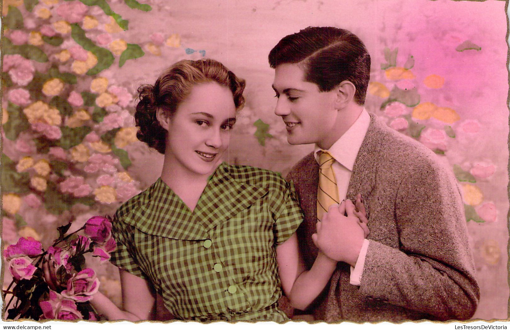 COUPLE - Homme Brun En Cravate Jaune Et Femme Au Chemisier Vert à Carreau - Carte Postale Ancienne - Paare