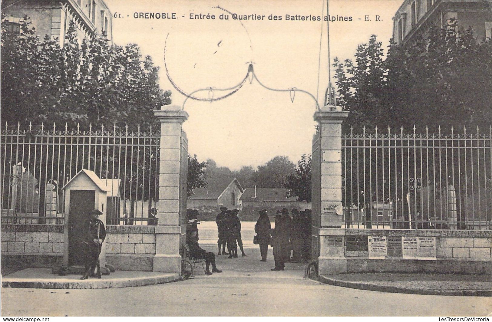 MILITARIA - GRENOBLE - Entrée Du Quartier Des Batteries Alpines - ER - Carte Postale Ancienne - War Memorials