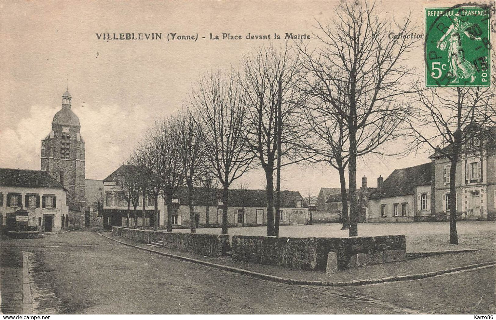 Villeblevin * La Place Devant La Mairie Du Village - Villeblevin