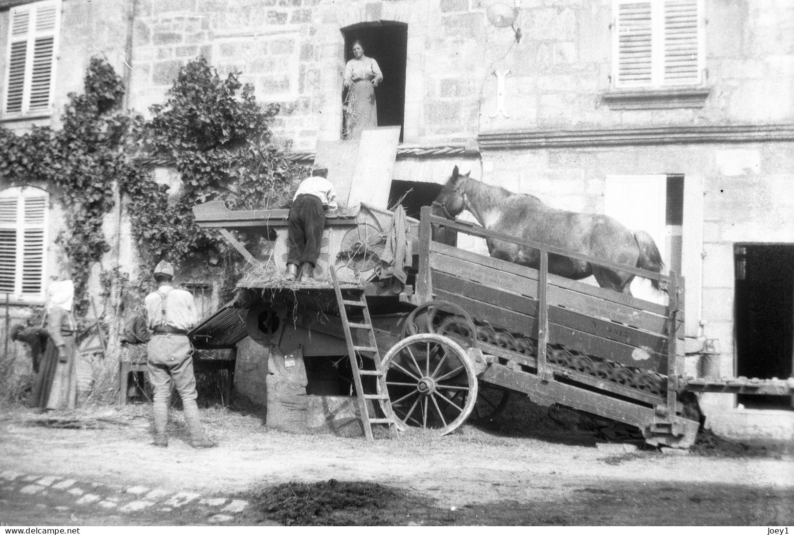 Photo Grande Guerre Format 13/18 Tirage Contemporain Argentique ,scène De La Vie Militaire à La Ferme.. - Guerre, Militaire