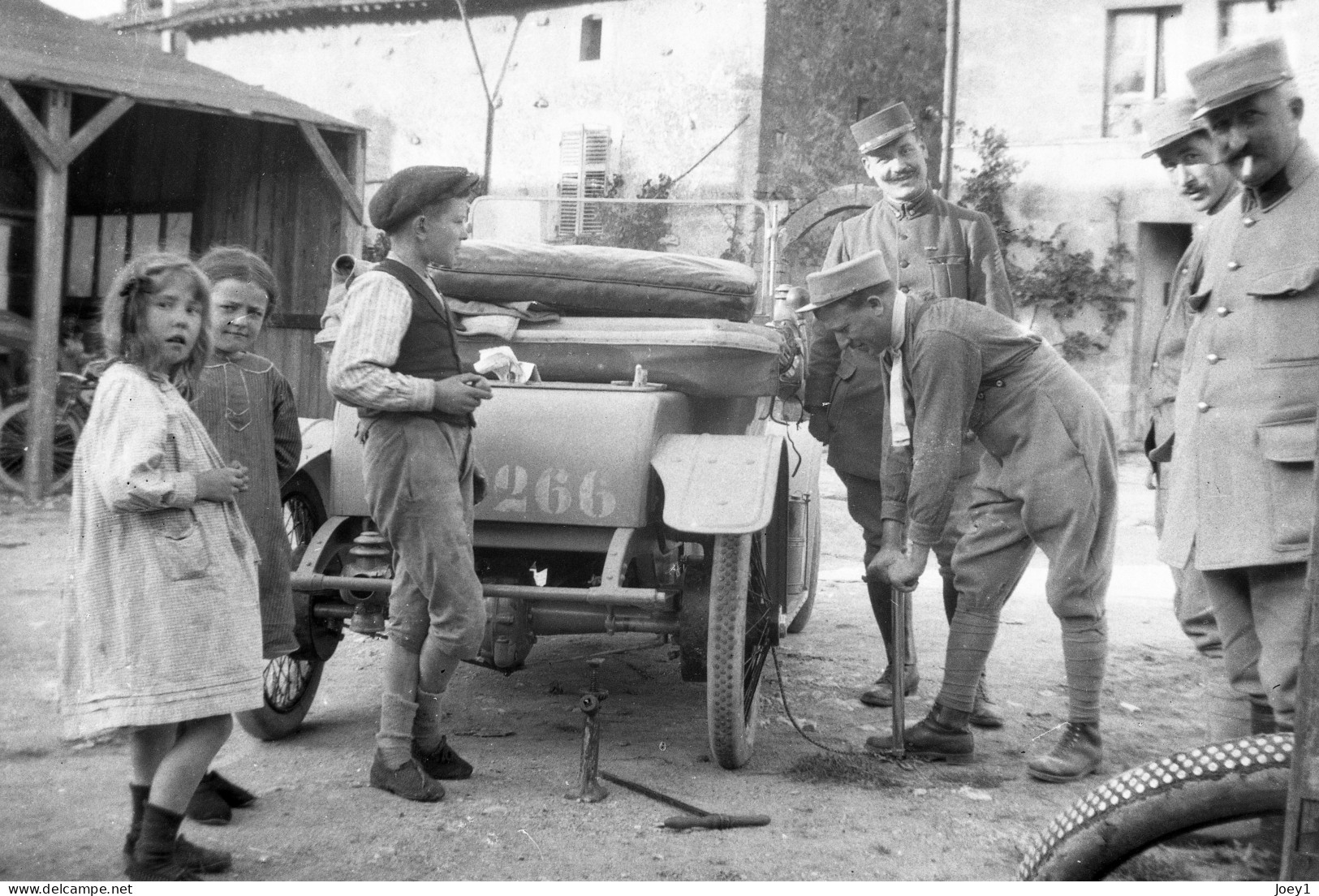 Photo Grande Guerre Format 13/18 Tirage Contemporain Argentique ,scène De La Vie Militaire à La Ferme.. - Guerre, Militaire