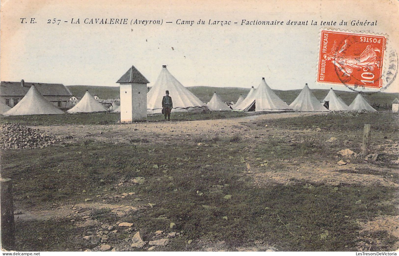 MILITARIA - LA CAVALERIE - Camp De Larzac - Factionnaire Devant La Tente Du Général - Carte Postale Ancienne - Kazerne