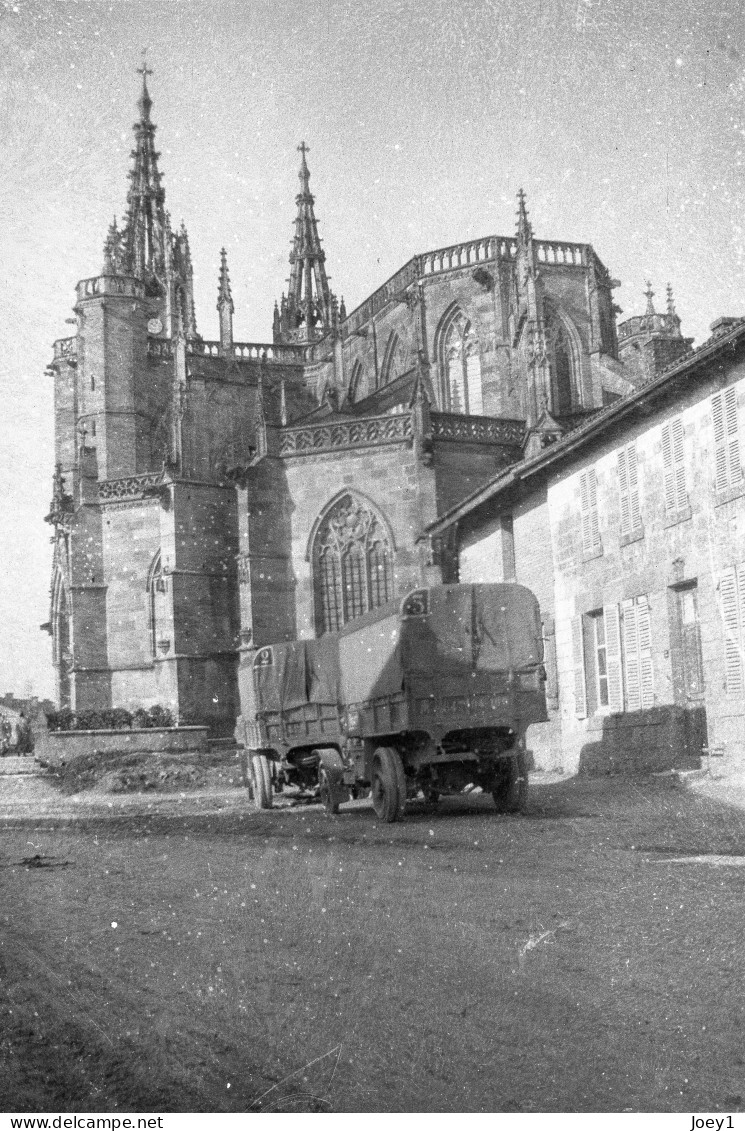 Photo Grande Guerre Format 13/18 Tirage Contemporain Argentique,camions à L Abri D Une église Dans La Marne. - War, Military